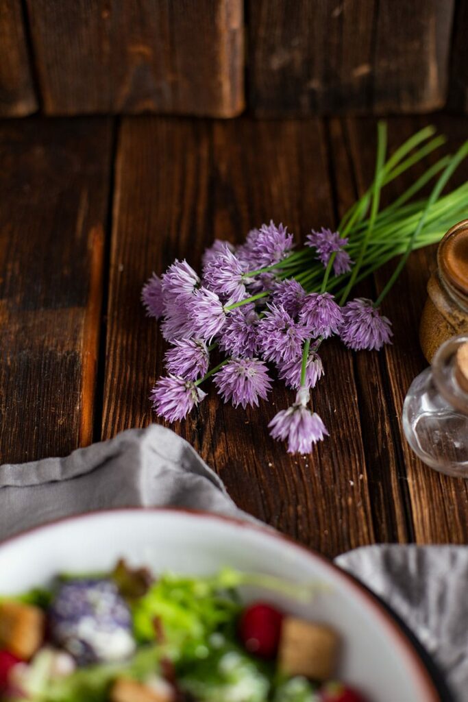 Bunter Sommersalat mit Quarkbällchen und Croutons Rezept 3 Schnittlauch Blüten