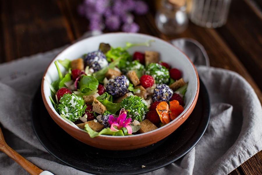 Bunter Sommersalat mit Quarkbällchen und Croutons Rezept 6 Sommerlicher Salat mit Beeren