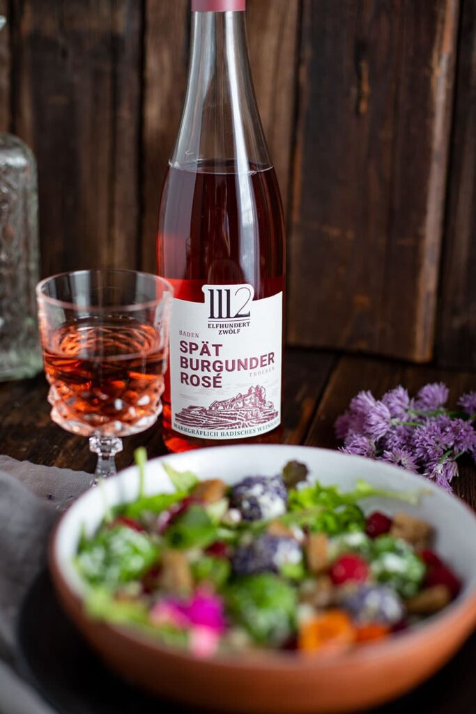 Bunter Sommersalat mit Quarkbällchen und Croutons Rezept 7 Spät Burgunder Rosa im Dressing