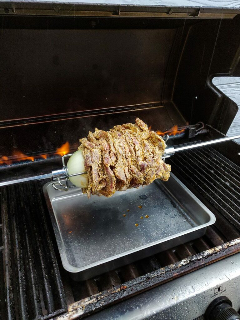 Gyros vom Drehspieß für Zuhause - Einfaches Rezept 21 Tropfschale nicht vergessen