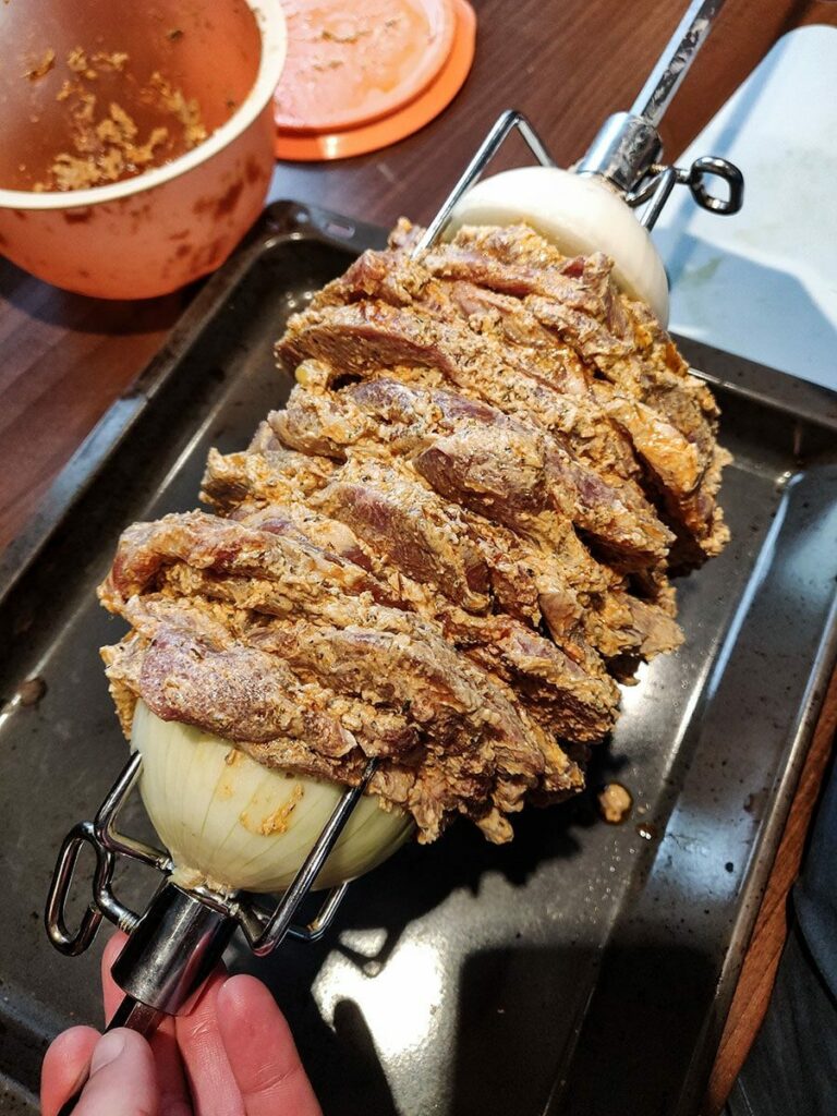 Gyros vom Drehspieß für Zuhause - Einfaches Rezept 19 Zusammenschieben auf dem Stab