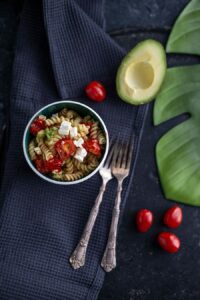 Feta Avocado Nudeln mit gebratenen Tomaten - Pasta Rezept