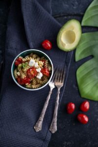 Feta Avocado Nudeln mit gebratenen Tomaten - Pasta Rezept