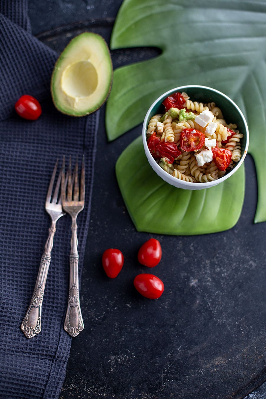Schafskäse / Feta Avocado Nudeln mit gebratenen Tomaten - Pasta Rezept 2 Feta Avocado Pasta mit gebratenen Tomaten - Pasta Rezept