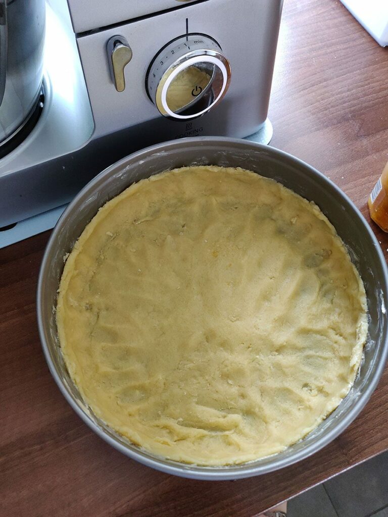 Käsekuchen Schichtkäse mit Marmelade 4 Boden verteilen