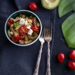 Feta Avocado Nudeln mit gebratenen Tomaten - Pasta Rezept