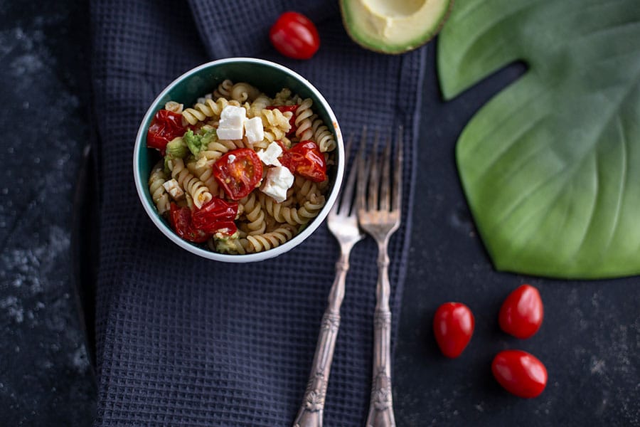 Schafskäse / Feta Avocado Nudeln mit gebratenen Tomaten - Pasta Rezept 1 Feta Avocado Nudeln mit gebratenen Tomaten - Pasta Rezept