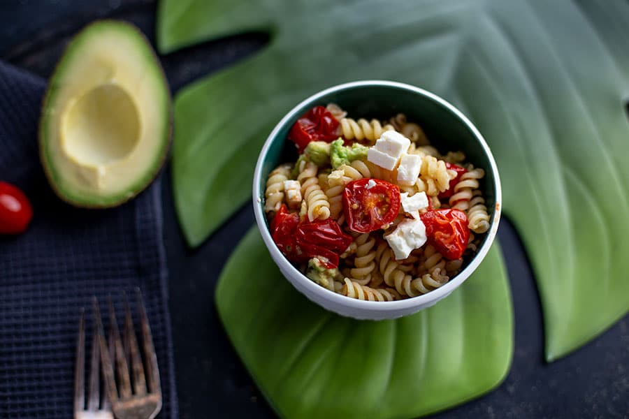 Feta Avocado Nudeln mit gebratenen Tomaten - Pasta Rezept