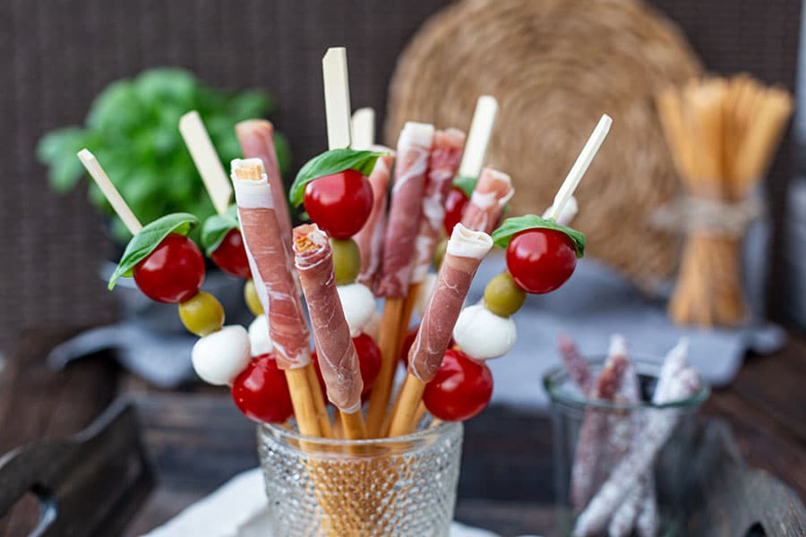 Italienisches Fingerfood - Tomate Mozzarella Spieße + Schinken Crissinis