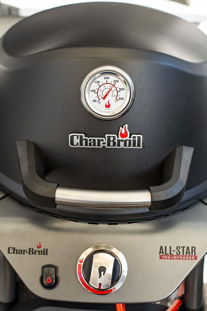 Bierdosenhähnchen vom Gasgrill 19 Großer Griff zum einfachen Anheben