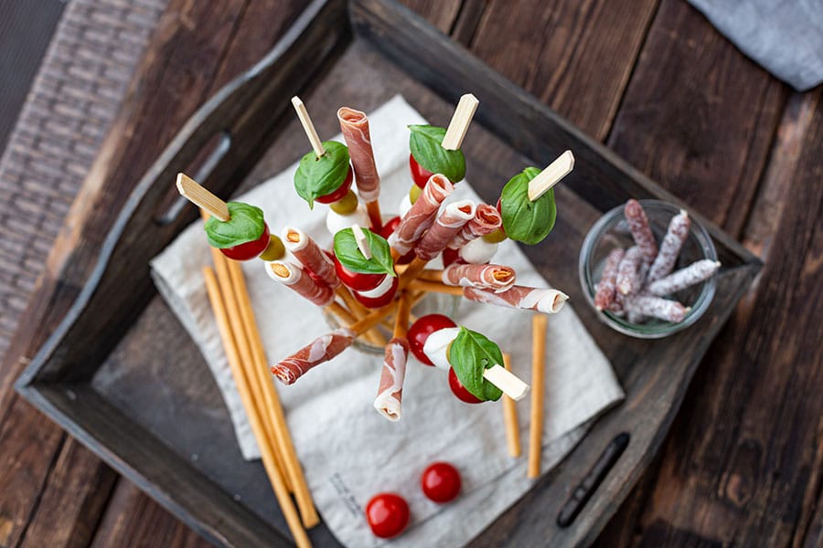 Italienisches Fingerfood - Tomate Mozzarella Spieße 6 Italian Style Schinken Crissinis
