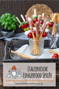 Italienisches Fingerfood - Tomate Mozzarella Spieße und Schinken Crissinis