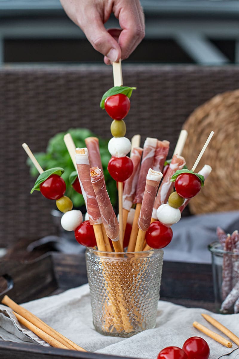 Italienisches Fingerfood - Tomate Mozzarella Spieße und Schinken Crissinis