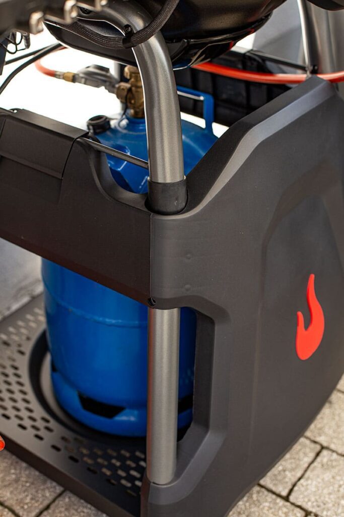 Bierdosenhähnchen vom Gasgrill 22 Praktischer Unterwagen für den Grill