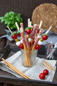 Italienisches Fingerfood - Tomate Mozzarella Spieße und Schinken Crissinis