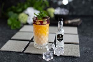 Leckerer Sommercocktail mit Kokos und Maracuja