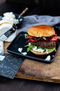 Rindfleisch Burger Rezept mit gegrillter Paprika, Bacon und Schafskäse Creme der Käsescheune