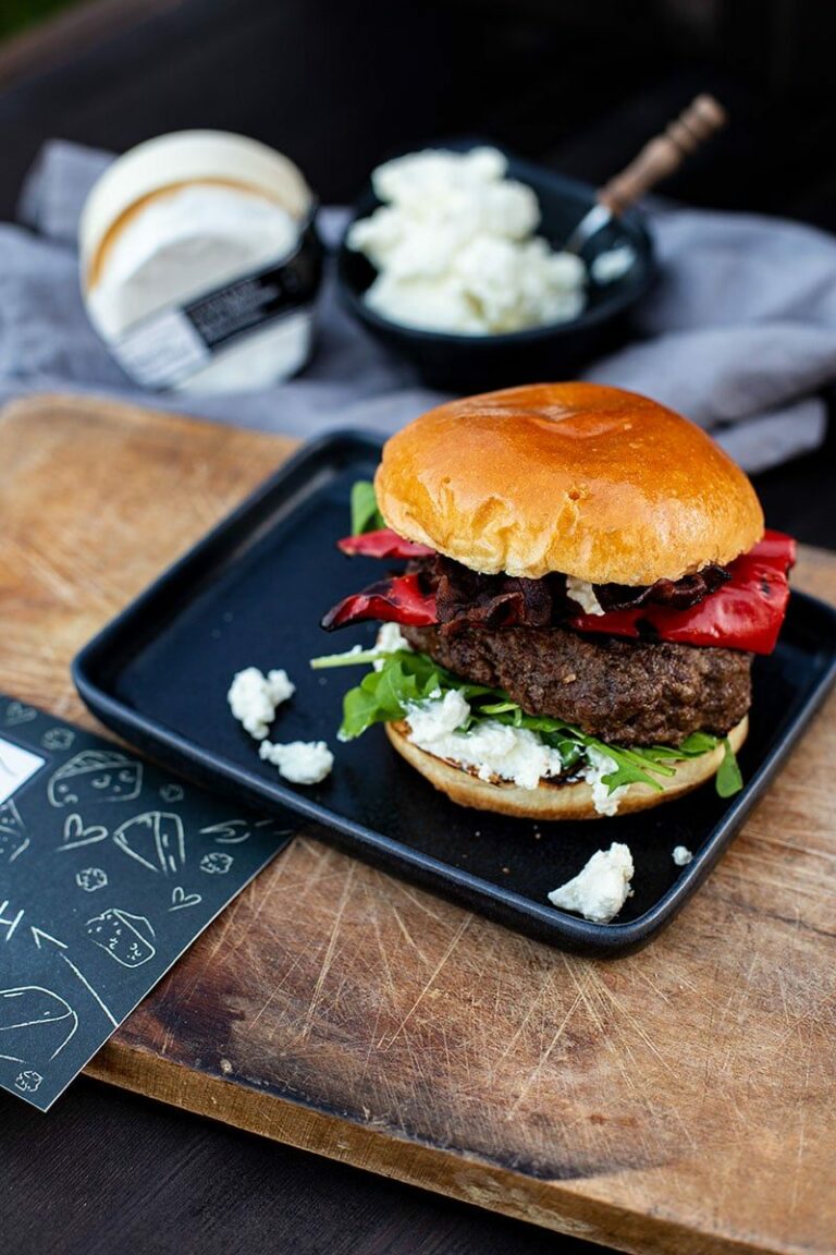 Rindfleisch Burger Rezept mit gegrillter Paprika, Bacon und Schafskäse ...
