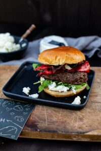 Rindfleisch Burger Rezept mit gegrillter Paprika, Bacon und Schafskäse Creme der Käsescheune