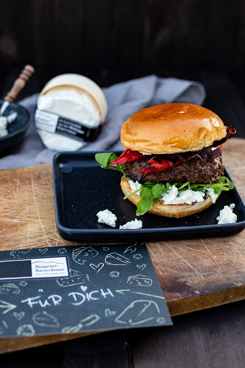 Burger Rezept mit Schafskäse Creme 4 Rindfleisch Burger Rezept mit gegrillter Paprika, Bacon und Schafskäse Creme der Käsescheune