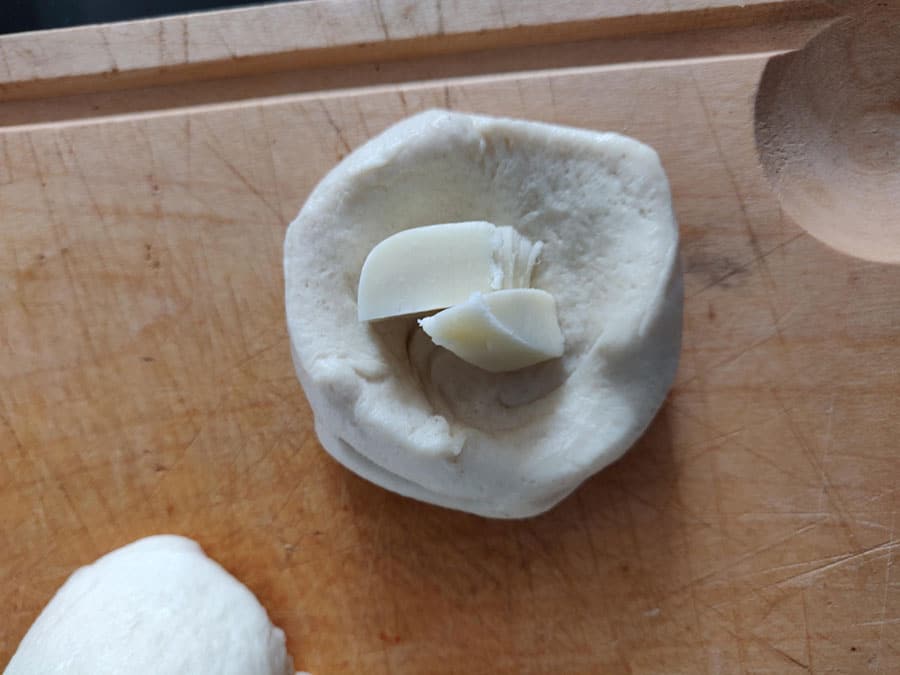 Gefüllte Brötchensonne mit Mozzarella 7 Mozzarella Kern in Partybrötchen
