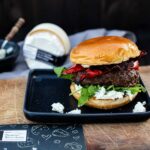 Rindfleisch Burger Rezept mit gegrillter Paprika, Bacon und Schafskäse Creme der Käsescheune