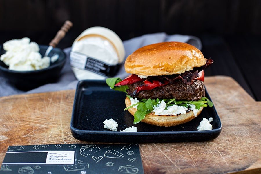 Burger Rezept mit Schafskäse Creme 5 Rindfleisch Burger Rezept mit gegrillter Paprika, Bacon und Schafskäse Creme der Käsescheune