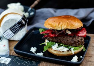 Rindfleisch Burger Rezept mit gegrillter Paprika, Bacon und Schafskäse Creme der Käsescheune