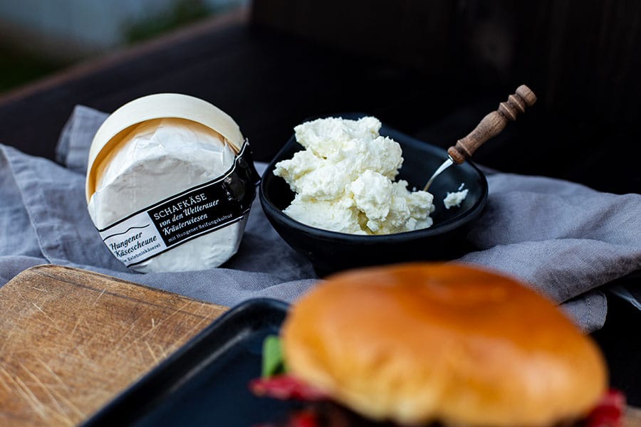 Burger Rezept mit Schafskäse Creme 3 Rindfleisch Burger Rezept mit gegrillter Paprika, Bacon und Schafskäse Creme der Käsescheune