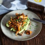 Körnerbrot mit Avocado und Knoblauch Pfifferlingen