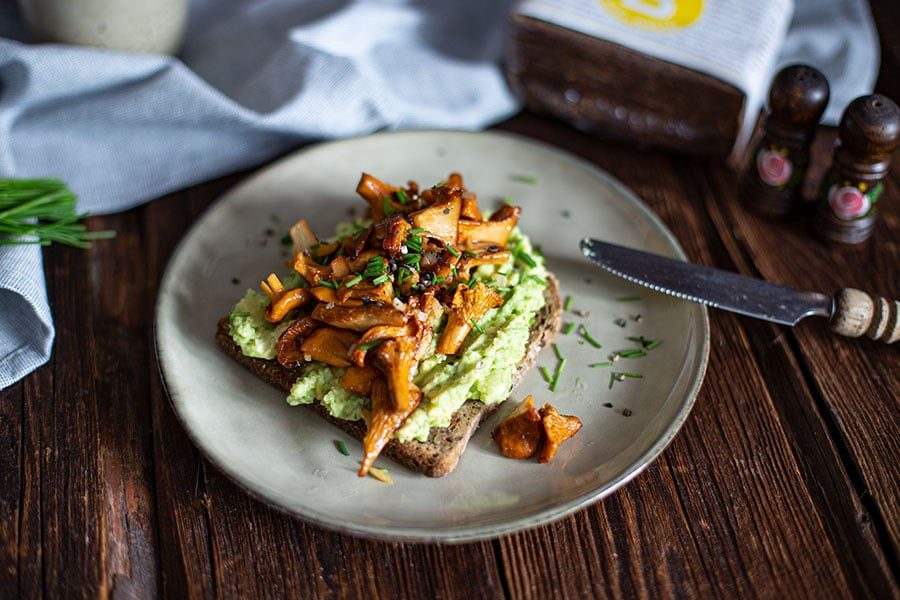 Deftiges Pfifferling Brot - Avocado und Knoblauch Pfifferlinge 1 Körnerbrot mit Avocado und Knoblauch Pfifferlingen