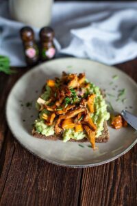 Getoastetes Eiweissbrot mit Avocado und Knoblauch Pfifferlingen