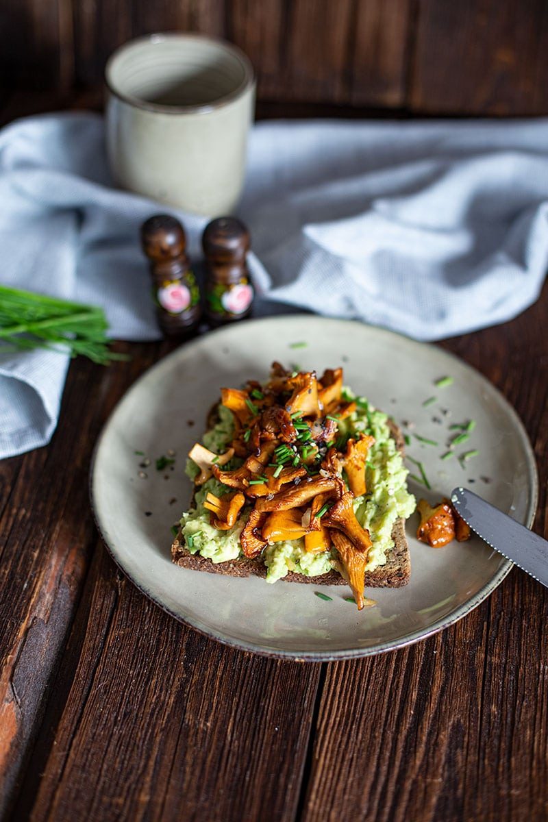 Körnerbrot mit Avocado und Knoblauch Pfifferlingen