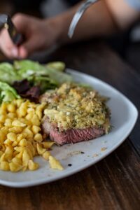 Überbackenes Steak Rezept - Steak mit Käsekruste und Semmelbröseln