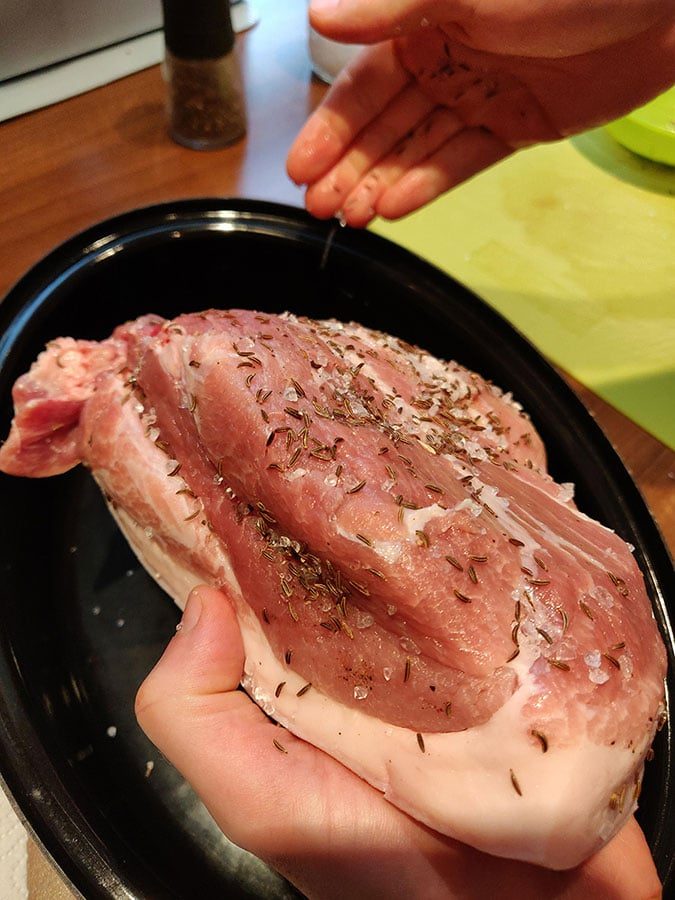 Bayrischer Krustenbraten mit Bier 7 Mit Kümmel und grobem Salz einreiben