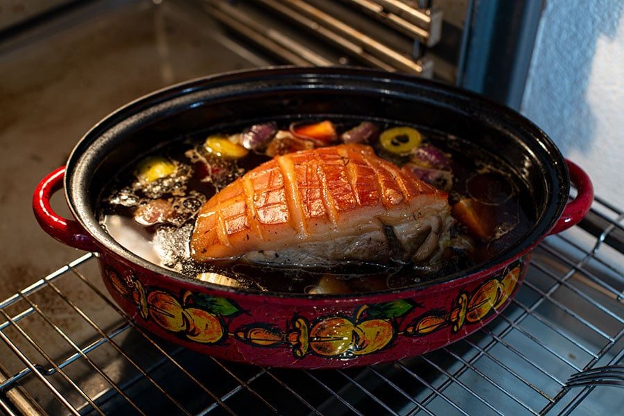 Fleisch im Bräter zubereiten