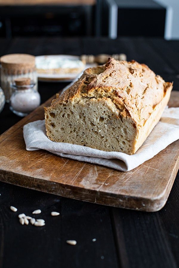 Brot backen mit Hafermehl – Knuspriges Kastenbrot