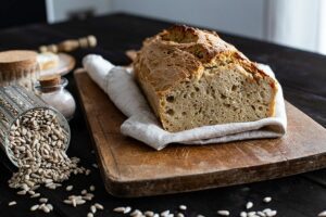 Selbstgebackenes Brot mit Kernen