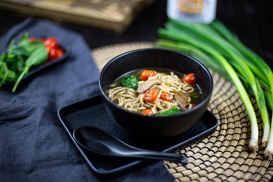 Japanische Ramen Suppe mit Pilzen &amp; Spinat