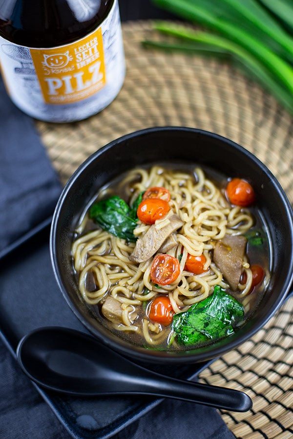 Japanische Ramen Suppe mit Pilzen & Spinat 3 Ramen Pilze Spinat