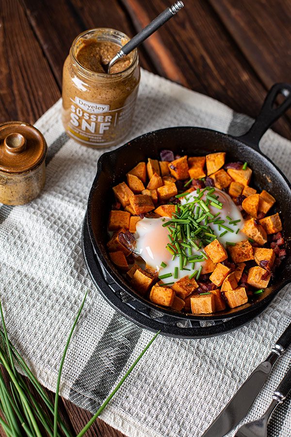 Deftiges Bauernfrühstück mit Süßkartoffel 2 Eier Speck Frühstück