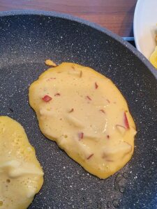 Apfelpfannkuchen anbraten