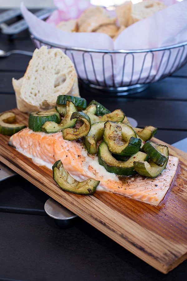 Lachs von der Holzplanke mit Gurken vom Grill 2 Gegrillter Lachs von der Planke