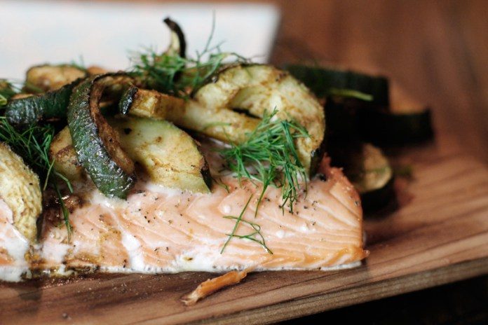 Lachs von der Holzplanke mit Gurken vom Grill 3 Lachs mit Dill