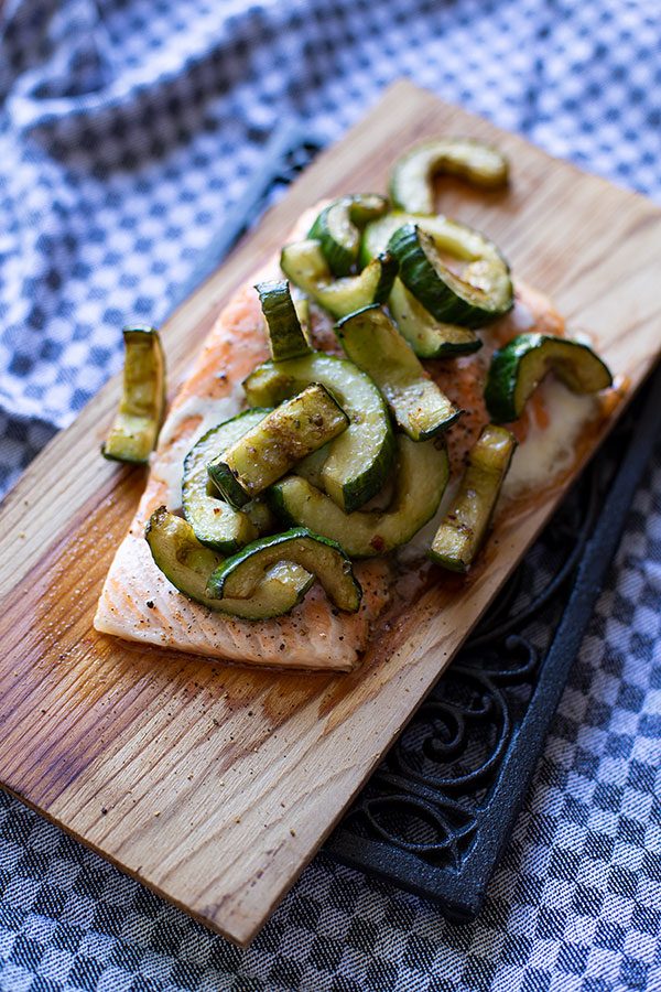 Lachs von der Holzplanke mit Gurken vom Grill 5 Plankenlachs mit Gurke