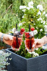 Cocktail mit Rose und Beeren