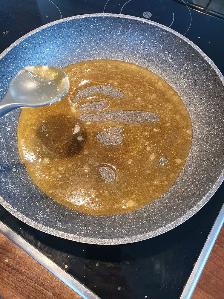 Karamell Nuss Plätzchen Rezept - süß & nussig 8 Karamell in der Pfanne machen 1