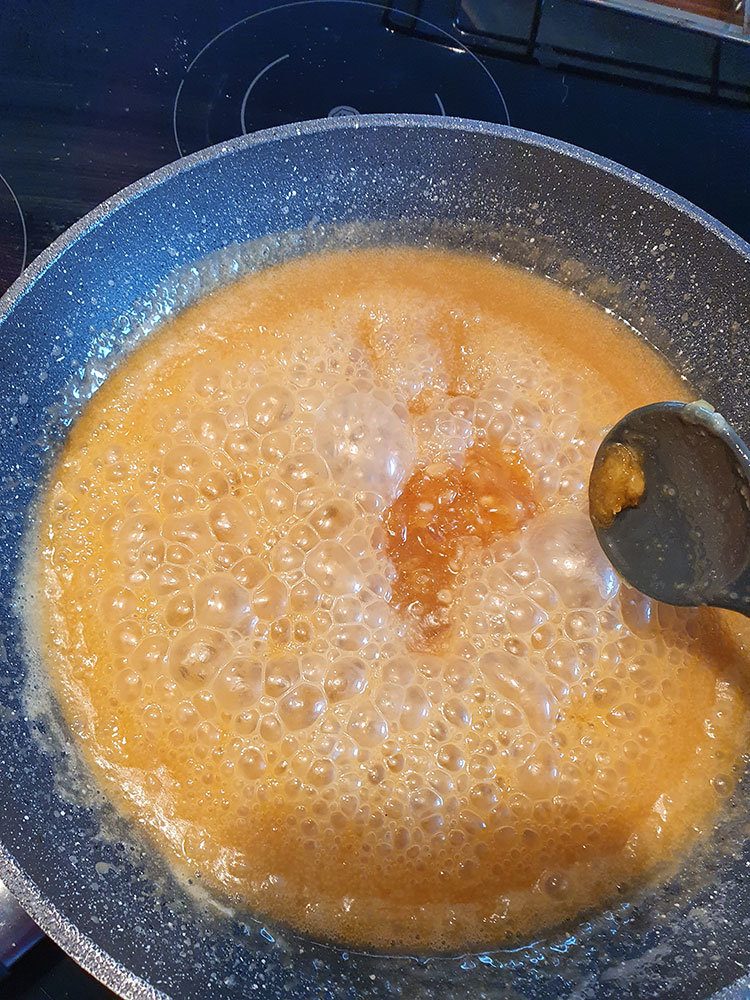Karamell Nuss Plätzchen Rezept - süß & nussig 10 Karamell in der Pfanne machen 3