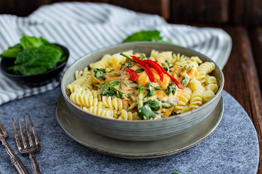 Vegetarisches Pastagericht mit Ajvar