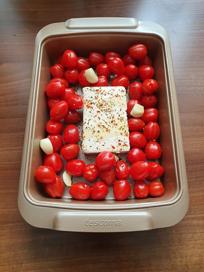 Baked Feta Pasta Rezept 8 Cherrytomaten Schafskäse Öl Knoblauch und Gewürze